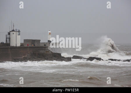 Porthcawl, Pays de Galles, Royaume-Uni. Vendredi 12 octobre 2018. Storm Callum batters le phare à Porthcawl en Galles du sud : Crédit Gruffydd Thomas/Alamy Live News Banque D'Images