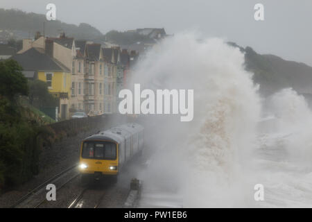 Exmouth, Devon, UK. 12 octobre, 2018. Callum tempête provoque d'énormes vagues de s'écraser dans les trains alors qu'ils se déplacent le long du front de mer à Exmouth, Devon, UK. Theo Moye/Alamy Crédit : Theo Moye/Alamy Live News Banque D'Images