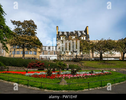 Princes Street Gardens, Édimbourg, Écosse, Royaume-Uni, 12 octobre 2018. Météo France : parterre de fleurs en direction de Princes Street Banque D'Images