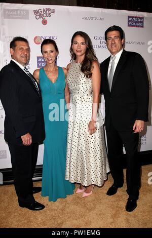 Scott Santarella, Erin Walker, Sutton Foster, Rob Kobre devant le hall des arrivées de l'Alliance mondiale pour la quatrième édition annuelle de New York Gala, Cipriani 42nd Street, New York, NY Le 11 octobre 2018. Photo par : Steve Mack/Everett Collection Banque D'Images