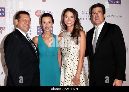 Scott Santarella, Erin Walker, Sutton Foster, Rob Kobre devant le hall des arrivées de l'Alliance mondiale pour la quatrième édition annuelle de New York Gala, Cipriani 42nd Street, New York, NY Le 11 octobre 2018. Photo par : Steve Mack/Everett Collection Banque D'Images