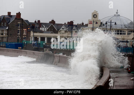 Porthcawl, Bridgend, au Pays de Galles, Royaume-Uni. 12 octobre, 2018. La petite tempête Callum batters Welsh ville balnéaire de Porthcawl à Bridgend (Royaume-Uni). © Graham M. Lawrence/Alamy Live News. Banque D'Images