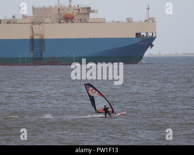 Sheerness, Kent, UK. 12 octobre, 2018. Météo France : un jour de vent à Sheerness, Kent. Credit : James Bell/Alamy Live News Banque D'Images