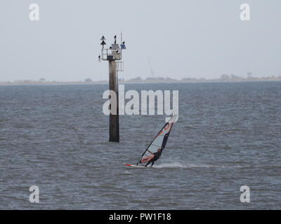 Sheerness, Kent, UK. 12 octobre, 2018. Météo France : un jour de vent à Sheerness, Kent. Credit : James Bell/Alamy Live News Banque D'Images