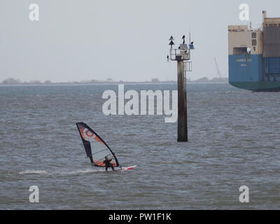 Sheerness, Kent, UK. 12 octobre, 2018. Météo France : un jour de vent à Sheerness, Kent. Credit : James Bell/Alamy Live News Banque D'Images