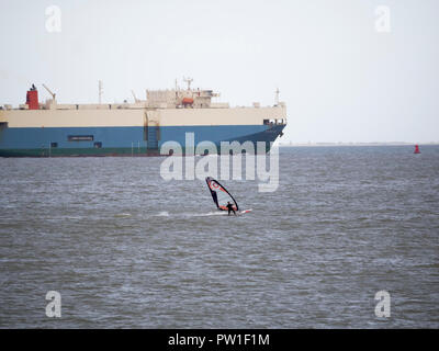 Sheerness, Kent, UK. 12 octobre, 2018. Météo France : un jour de vent à Sheerness, Kent. Credit : James Bell/Alamy Live News Banque D'Images