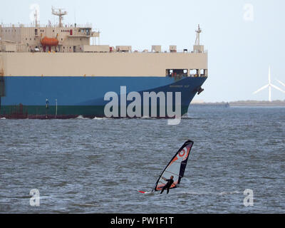 Sheerness, Kent, UK. 12 octobre, 2018. Météo France : un jour de vent à Sheerness, Kent. Credit : James Bell/Alamy Live News Banque D'Images