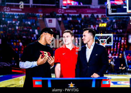 Lavar Ball, père de Garde Lac Los Angeles Balle Lonzo, arborant des pourparlers avec après que son équipe a joué le CSKA Moscou-2 le jour précédent dans le cadre de la JBA (ligue de basket-ball junior Association) world tour. (Le CSKA Moscou a battu le FC Barcelone 95-75 Lassa) Banque D'Images