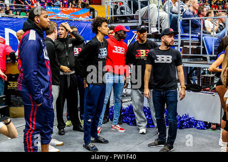 Lavar Ball, père de Garde Lac Los Angeles Balle Lonzo, présente un t-shirt de grande marque de joueur c'est le CSKA Moscou après que son équipe a joué le CSKA Moscou-2 le jour précédent dans le cadre de la JBA (ligue de basket-ball junior Association) world tour. (Le CSKA Moscou a battu le FC Barcelone 95-75 Lassa) Banque D'Images