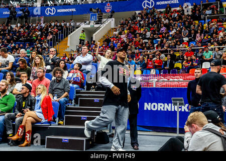 Lavar Ball, père de Garde Lac Los Angeles Balle Lonzo, présente un t-shirt de grande marque de joueur c'est le CSKA Moscou après que son équipe a joué le CSKA Moscou-2 le jour précédent dans le cadre de la JBA (ligue de basket-ball junior Association) world tour. (Le CSKA Moscou a battu le FC Barcelone 95-75 Lassa) Banque D'Images