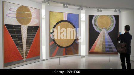 New York, USA. 11Th Oct, 2018. Les peintures 'Groupe X, n° 2, retable', 'Groupe X, n° 3, retable' et 'Groupe X, n° 1, retable' (gauche à droite) par peintre suédois Hilma af Klint (1862-1944) dans l'exposition 'peintures pour l'avenir" au musée Guggenheim. Credit : Johannes Schmitt-Tegge/dpa/Alamy Live News Banque D'Images