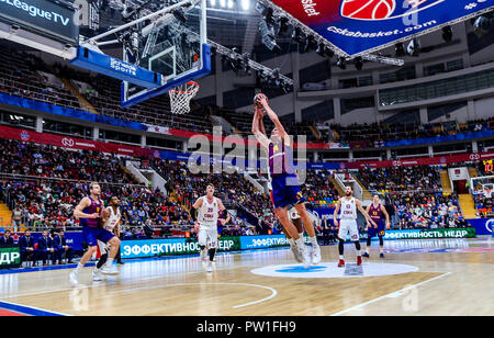 Moscou, Russie. 11Th Oct, 2018. Artem Pustovyi, # 14 du FC Barcelone pour les ciels de Lassa dunk contre le CSKA Moscou dans la Turkish Airlines Euroleague match d'ouverture de la saison 2018-2019. Crédit : Nicolas Muller SOPA/Images/ZUMA/Alamy Fil Live News Banque D'Images