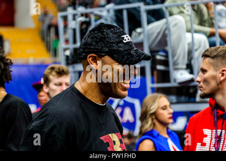 Moscou, Russie. 11Th Oct, 2018. Lavar Ball, père de Garde Lac Los Angeles Balle Lonzo, présente un t-shirt de grande marque de joueur c'est le CSKA Moscou après que son équipe a joué le CSKA Moscou-2 le jour précédent dans le cadre de la JBA (ligue de basket-ball junior Association) world tour. Crédit : Nicolas Muller SOPA/Images/ZUMA/Alamy Fil Live News Banque D'Images