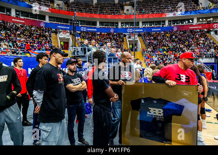 Moscou, Russie. 11Th Oct, 2018. Lavar Ball, père de Garde Lac Los Angeles Balle Lonzo, présente un t-shirt de grande marque de joueur c'est le CSKA Moscou après que son équipe a joué le CSKA Moscou-2 le jour précédent dans le cadre de la JBA (ligue de basket-ball junior Association) world tour. Crédit : Nicolas Muller SOPA/Images/ZUMA/Alamy Fil Live News Banque D'Images