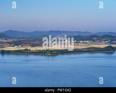 Paju, Seoul, Corée du Sud. 12 octobre, 2018. Le point le plus au sud de la Corée du Nord vue de l'Unification, un Odusan Observatoire de la Corée du Sud qui donne sur l'attraction touristique de la DMZ. Tourisme à la zone démilitarisée (DMZ) a augmenté à mesure que le rythme des discussions entre la Corée du Sud, Corée du Nord et les États-Unis a augmenté. Certaines visites sont vendus hors jours à l'avance. Crédit : Jack Kurtz/ZUMA/Alamy Fil Live News Banque D'Images