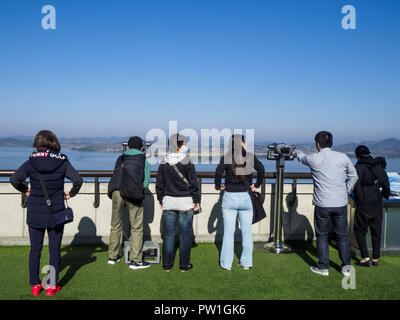 Paju, Seoul, Corée du Sud. 12 octobre, 2018. Touristes sud-coréens se pencher sur la Corée du Nord de l'Odusan Observatoire de l'Unification de la Corée du Sud, une attraction touristique qui donne sur la zone démilitarisée. Tourisme à la zone démilitarisée (DMZ) a augmenté à mesure que le rythme des discussions entre la Corée du Sud, Corée du Nord et les États-Unis a augmenté. Certaines visites sont vendus hors jours à l'avance. Crédit : Jack Kurtz/ZUMA/Alamy Fil Live News Banque D'Images