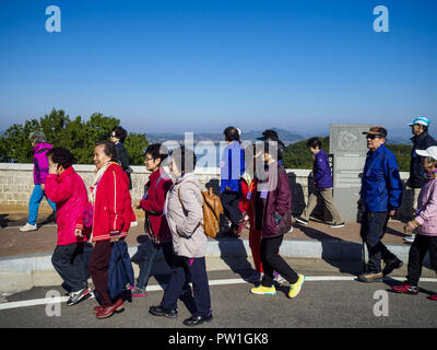 Paju, Seoul, Corée du Sud. 12 octobre, 2018. Touristes sud-coréens arrivent à l'Odusan Observatoire de l'Unification de la Corée du Sud, une attraction touristique qui donne sur la zone démilitarisée. Tourisme à la zone démilitarisée (DMZ) a augmenté à mesure que le rythme des discussions entre la Corée du Sud, Corée du Nord et les États-Unis a augmenté. Certaines visites sont vendus hors jours à l'avance. Crédit : Jack Kurtz/ZUMA/Alamy Fil Live News Banque D'Images