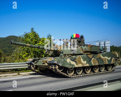 Paju, Seoul, Corée du Sud. 12 octobre, 2018. Un réservoir de CO1 en direction sud à partir de la DMZ sur l'autoroute sur le bord de la DMZ. Tourisme à la zone démilitarisée (DMZ) a augmenté à mesure que le rythme des discussions entre la Corée du Sud, Corée du Nord et les États-Unis a augmenté. Certaines visites sont vendus hors jours à l'avance. Crédit : Jack Kurtz/ZUMA/Alamy Fil Live News Banque D'Images