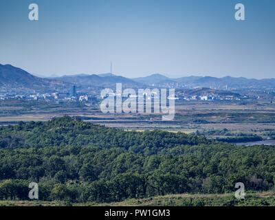 Paju, Seoul, Corée du Sud. 12 octobre, 2018. La ville nord-coréen de Kijong-dong vus de l'observatoire de Dora sur le bord de la DMZ. Tourisme à la zone démilitarisée (DMZ) a augmenté à mesure que le rythme des discussions entre la Corée du Sud, Corée du Nord et les États-Unis a augmenté. Certaines visites sont vendus hors jours à l'avance. Crédit : Jack Kurtz/ZUMA/Alamy Fil Live News Banque D'Images