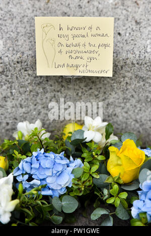 Trafalgar Square, Londres, Royaume-Uni. 12 octobre 2018. Couronnes portées à la statue de WW1 Edith Cavell infirmière britannique qui a été exécuté par les Allemands en 1915. Crédit : Matthieu Chattle/Alamy Live News Banque D'Images