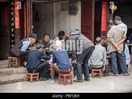 Les hommes chinois jouer à jeu dans une rue de Dali, Yunnan province sud-ouest de la Chine. Banque D'Images