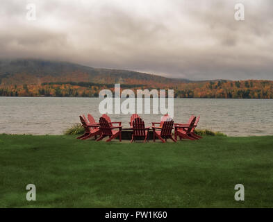 Chaises Adirondack autour d'un feu de camp sur le lac Pleasant dans les Adirondacks Banque D'Images