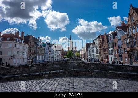 Une superbe vue sur la célèbre Jan van Eyckplein Koningstraat de pont, Brugge, Belgique par une belle journée ensoleillée avec ciel bleu Banque D'Images