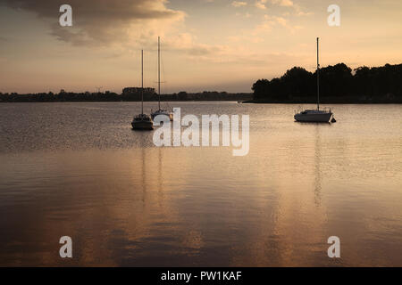 Yachts sur le lac dans la marina, lever du soleil sur l'eau, l'cluody sky Banque D'Images