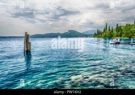 Vue panoramique sur le lac de Garde depuis Punta San Vigilio, Italie Banque D'Images