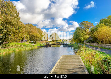 À la suite le long de l'ancien & Clyde Canal au pont tournant de l'automne avec les couleurs d'automne sur les arbres et les rives du fleuve. Banque D'Images