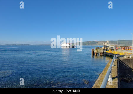 Car-ferry sur la rivière Clyde laissant Wemyss Bay Pier Ecosse Banque D'Images