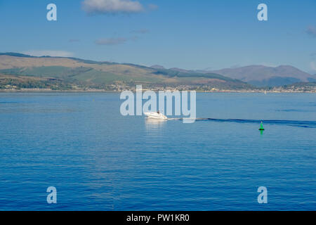 Un petit bateau de vitesse de quitter la marina à Inverkip et l'accélération de l'autre côté de la Clyde par un beau jour de octobre. Banque D'Images