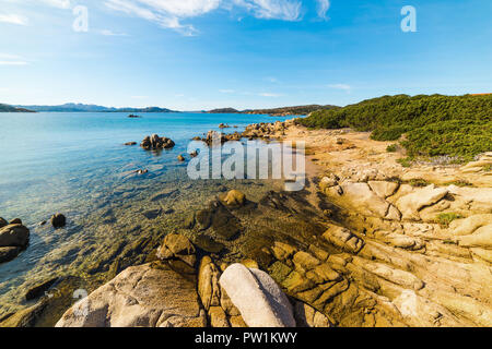 L'eau turquoise à Cala Andreani dans l'île de Caprera, Sardaigne Banque D'Images