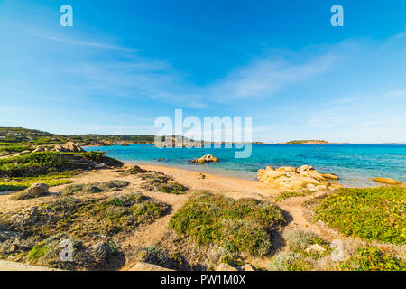 L'eau turquoise à Cala Andreani dans l'île de Caprera, Sardaigne Banque D'Images