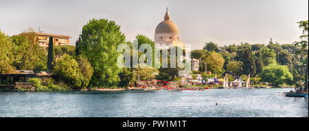 Vue panoramique sur le lac artificiel dans le quartier EUR, Rome, Italie Banque D'Images