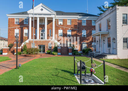 Ripley, TN, USA-10/1/18 : Le palais de justice du comté de Carter, construit 1850.  Le petit bâtiment blanc était avocats bureaux dans les premiers jours. Banque D'Images