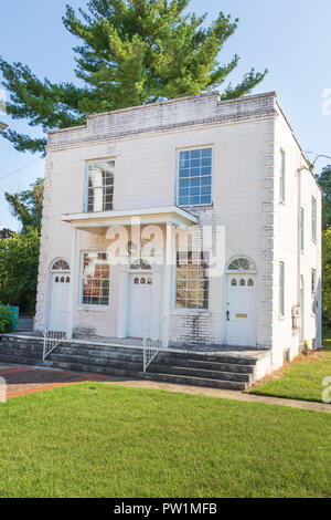 Ripley, TN, USA-10/1/18 : Ancien bâtiment des avocats sur la pelouse du côté de palais de justice du comté de Carter. Banque D'Images