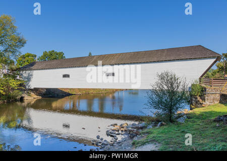 Ripley, TN, USA-10/1/18 1882 : Le pont couvert sur la rivière La Biche à Elizabethton. Banque D'Images