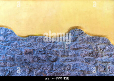 Près d'un mur gris et jaune Banque D'Images