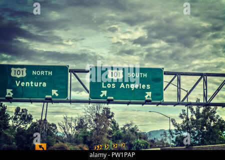 La sortie de Los Angeles Connexion autoroute 101 sous un ciel couvert, en Californie Banque D'Images