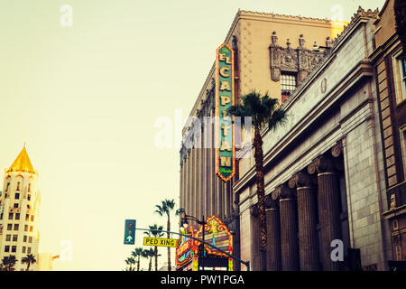 Los Angeles, CA, USA - Le 29 octobre 2016 : El Capitan Theatre de Hollywood boulevard au coucher du soleil Banque D'Images