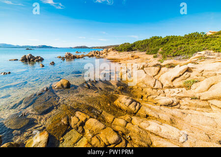 L'eau turquoise à Cala Andreani dans l'île de Caprera, Sardaigne Banque D'Images