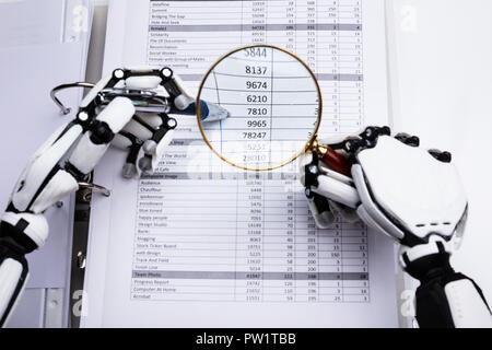 Portrait de main robotique l'examen des données avec loupe Banque D'Images