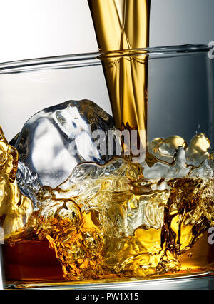 Whiskey Brandy été versé sur un verre avec de la glace, l'action d'arrêt, liqueurs Banque D'Images