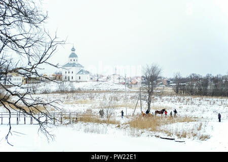 La Russie : Bienvenue Vue Panoramique en hiver sur la belle église des Saints Pierre et Paul entouré de maisons anciennes à couvrir sur une petite colline Banque D'Images