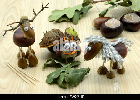 La création d'acorn chiffres châtaignier bug deer et le cheval à l'automne. l'enfance Tinker. Banque D'Images