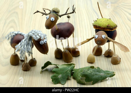 La création d'acorn chestnut figures comme le cheval et le cerf à l'automne. l'enfance Tinker. Banque D'Images