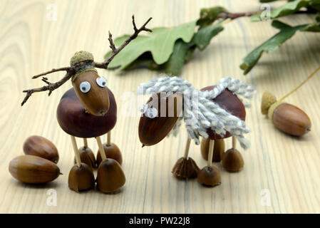 La création d'acorn chestnut figures comme le cheval et le cerf à l'automne. l'enfance Tinker. Banque D'Images