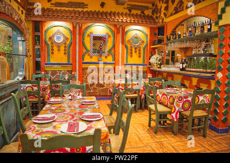 Granada, Espagne-18 octobre, 2017 : Restaurant espagnol typique servant des plats espagnols nationale en centre-ville historique Banque D'Images