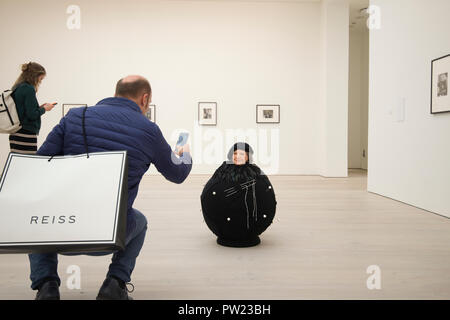 Saatchi Gallery, exposition Miroir Noir, Wendy Meyer après "Louise" Banque D'Images